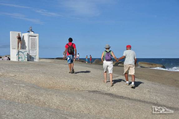 Caminhando até o monumento na ponta de pedra na Punta del Diablo, no litoral do Uruguai